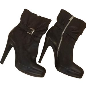 LIKE NEW Michael Khors leather cinched ankle zipper booties 7M